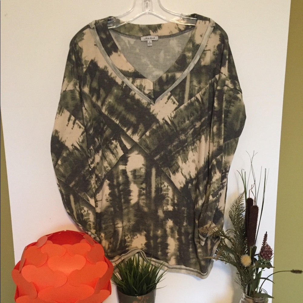 White birch Green tie dye v neck tee - Picture 3 of 6